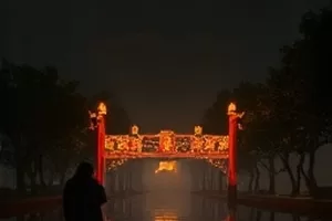 清晨站台上的孤影与远处灯塔，本周首映主视觉